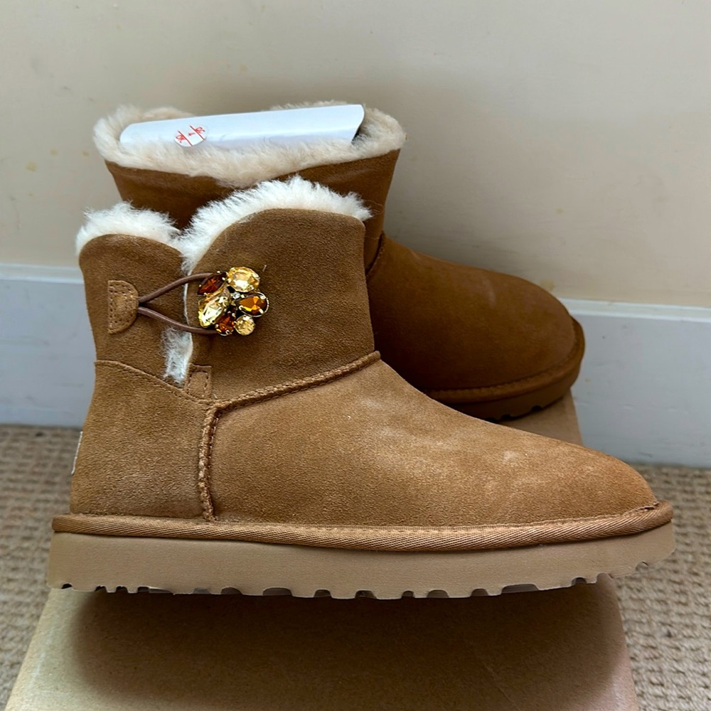 New UGG Mini Bailey button with gem, women’s size 6